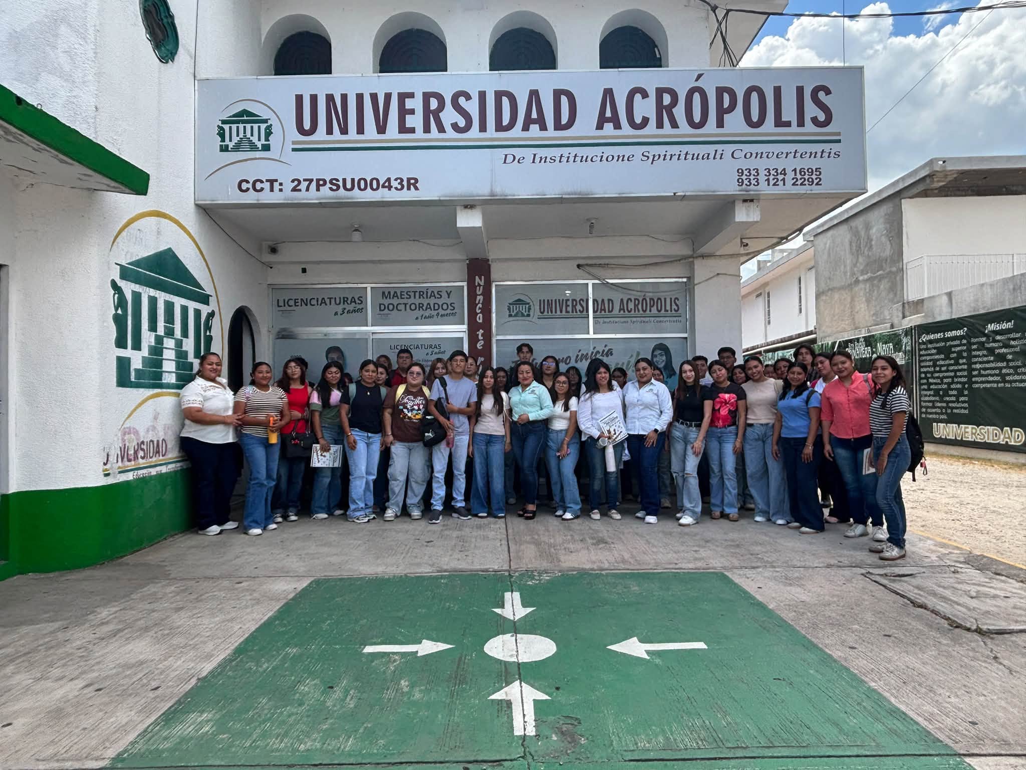 Estudiantes de nuevo ingreso de la modalidad escolarizada posan frente a la entrada de la Universidad Acrópolis.