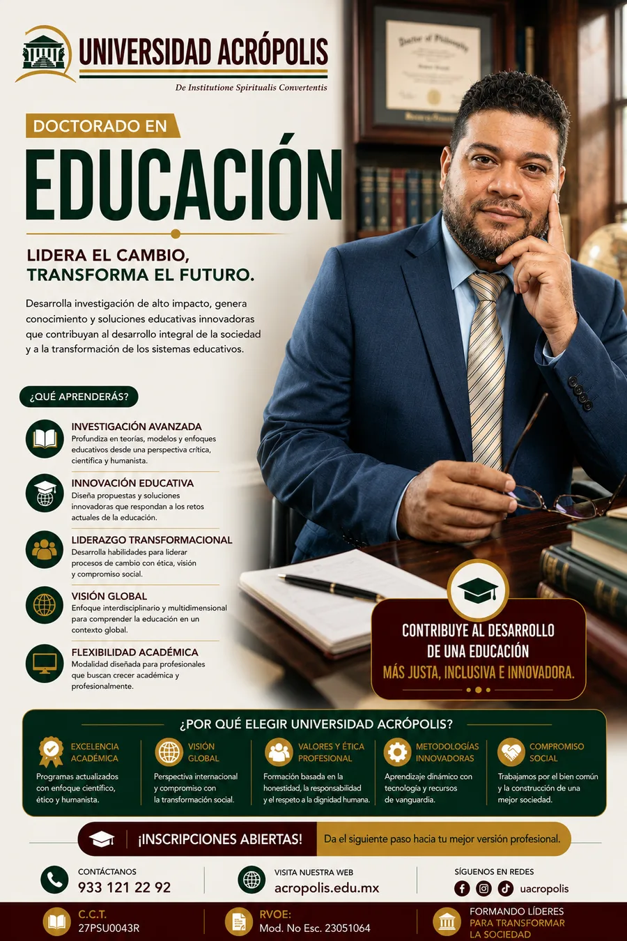 Hombre de traje azul sentado en una biblioteca junto a libros y un diploma enmarcado.
