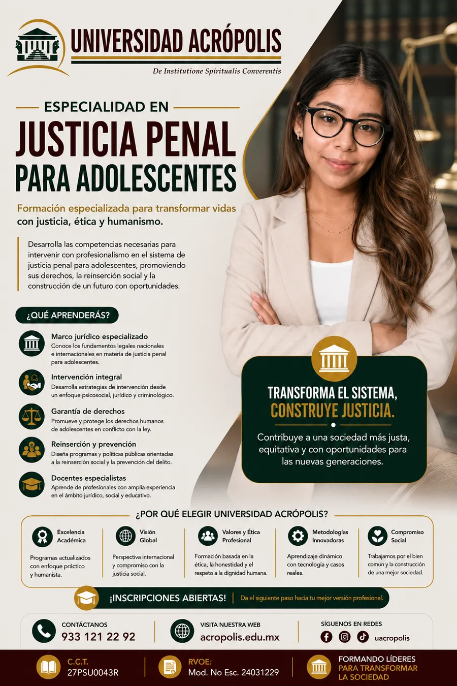 Mujer joven con lentes y saco beige, de brazos cruzados, frente a una balanza de la justicia.