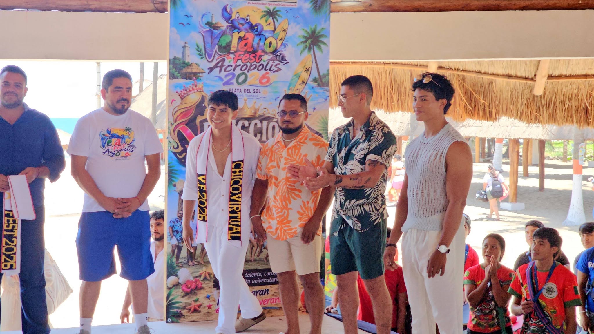 Divin Arévalo porta las bandas de Chico Verano Fest y Chico Virtual 2026 durante la ceremonia de premiación.