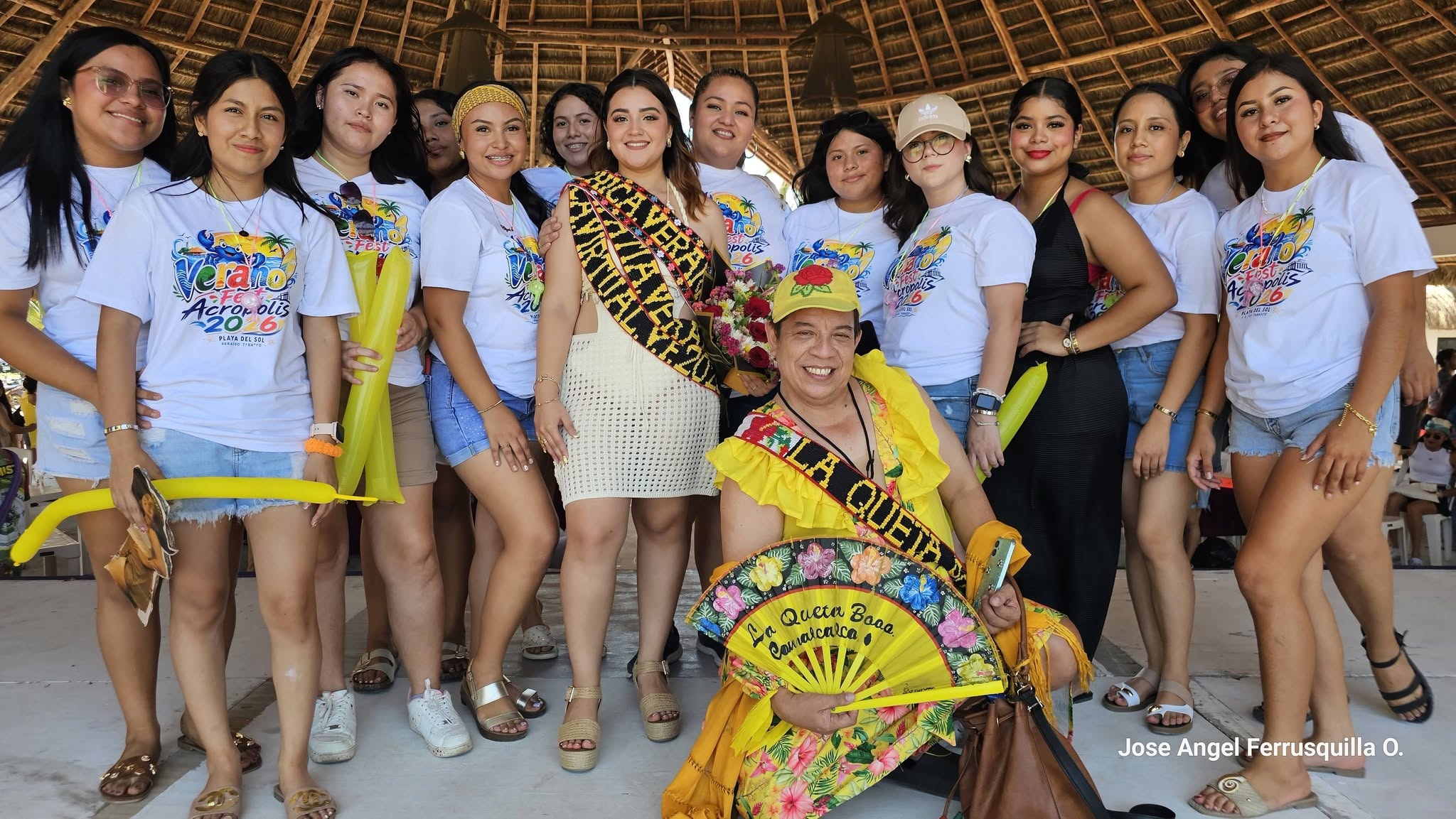 Valeria Mendoza porta la banda de Chica Verano Fest 2026 y sostiene un ramo, acompañada por un grupo de asistentes.