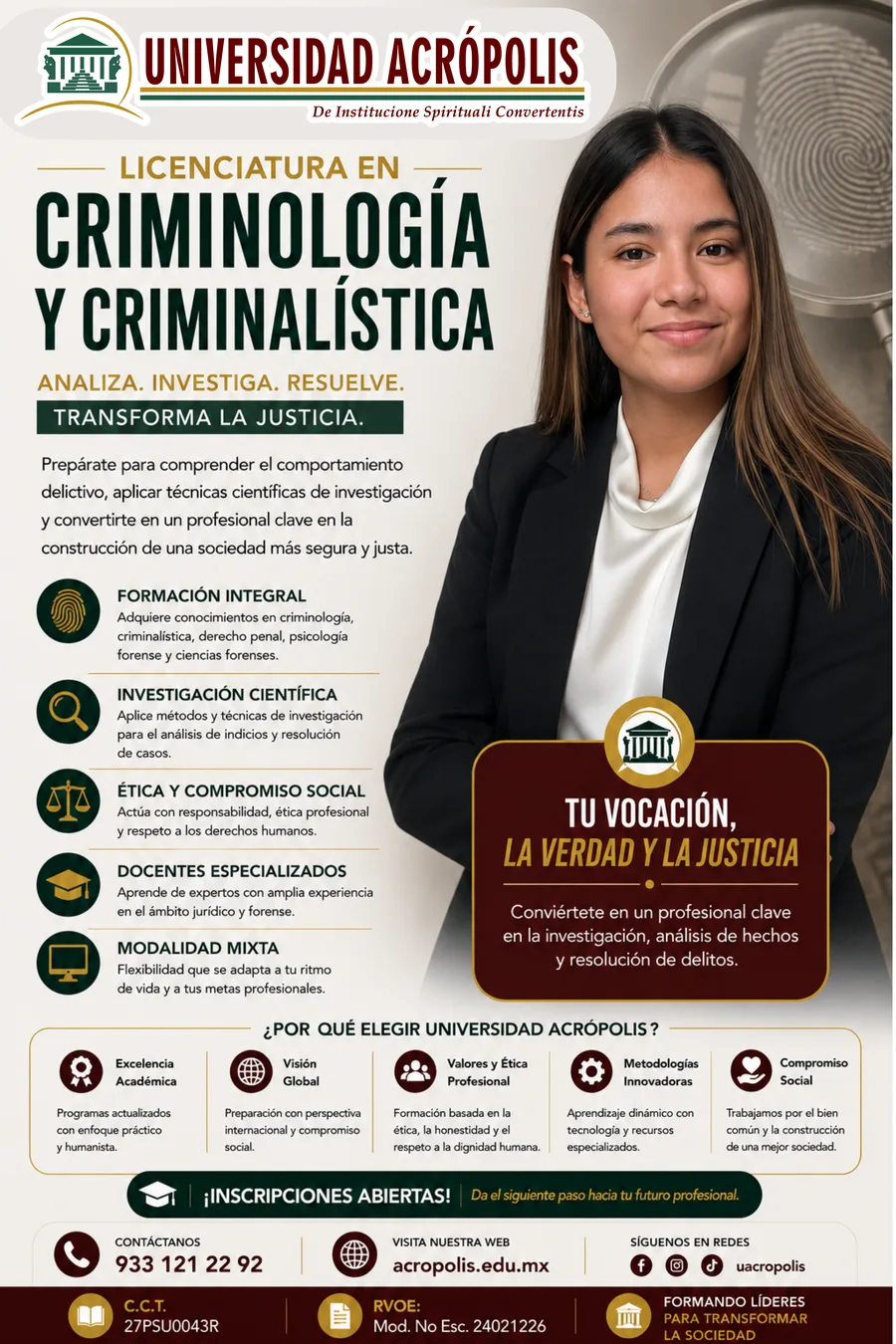 Mujer joven de saco negro posa frente a una huella dactilar ampliada y una lupa de fondo.